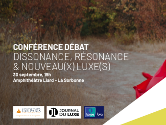 Description : fille blonde avec une longue robe rouge evasée et le thème de la conférence est noté