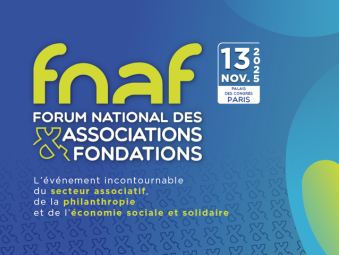 Forum National des Associations et Fondations marqué sur un fond bleu avec des touches de dégradés rose, vert et jaune sur les côtés
