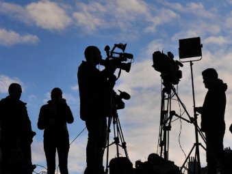 Personnes en tournage de loin