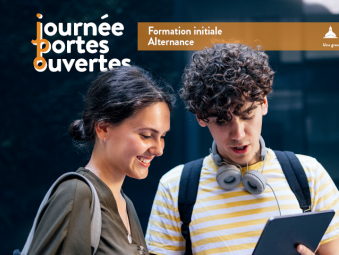 deux étudiants un garçon avec un casque et les cheveux bouclés et une fille regardent tous les deux une tablette 