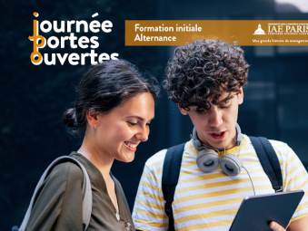 deux étudiants un garçon avec un casque et les cheveux bouclés et une fille regardent tous les deux une tablette 