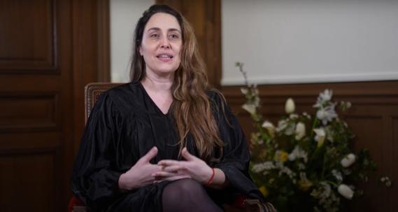 Claire AURIEL, diplômée 2023 de l'Executive Master Ressources humaines & RSE sur une Chaise en sorbonne