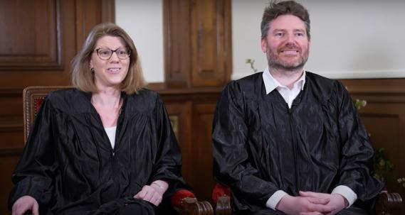 Diane et Emmanuel en Sorbonne assis sur des chaises