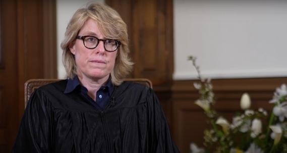 Vanessa GATTI - Diplômée de l'Executive Master Recherche "Études et théories des organisations" en Sorbonne assise sur une chaise