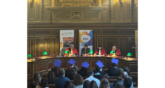 Groupe VYV - Amphi Louis Liard, diplômés et leur chapeau aux couleurs du Groupe VYV de dos, face aux enseignants chercheurs en toge rouge