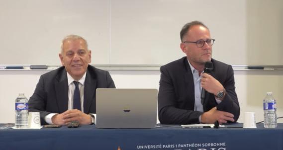 intervenants sur une table 