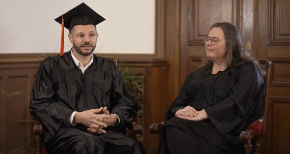sébastien et marianne assis sur une chaise en sorbonne avec leur tenue d'alumni