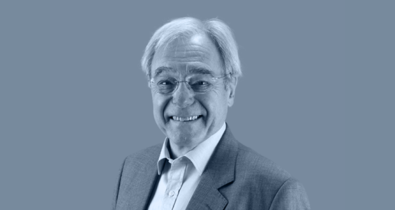 Photo de Jean-Pierre Helfer sur un fond gris