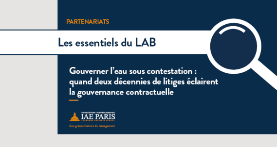 Partenariats noté sur un fond bleu + au-dessus Les essentiels du LAB dans une bande blanche avec une loupe et en-dessous le titre : Gouverner l'eau sous contestation : quand deux décennies de litiges éclairent la gouvernance contractuelle sur fond bleu 