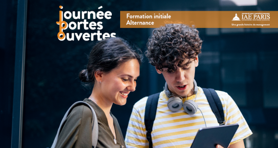 deux étudiants un garçon avec un casque et les cheveux bouclés et une fille regardent tous les deux une tablette 