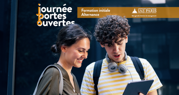 deux étudiants un garçon avec un casque et les cheveux bouclés et une fille regardent tous les deux une tablette 