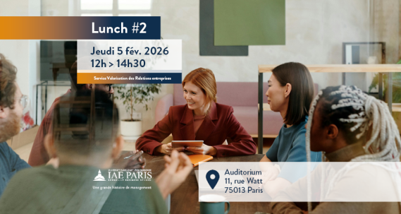 5 personnes autour d'une table pour une réunion d'équipe