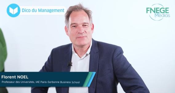 Florent Noel, avec un fond bleu derrière. Il y a marqué Dico du management en haut de l'image et en bas Professeur de l'IAE Paris-Sorbonne Business School