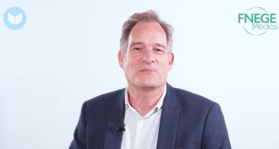 Photo de Florent Noel (buste)  sur un fond bleu clair